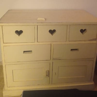 שידה עם מגירות לבבות וידיות מלבניות