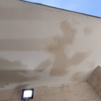 תקרה עם תיקוני טיח וצבע