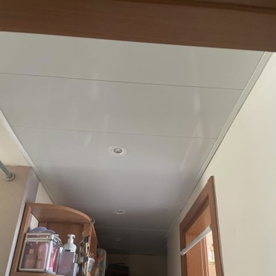 תקרת גבס עם תאורה שקועה במסדרון