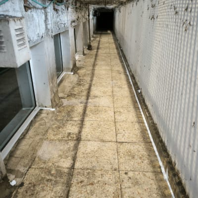 מסדרון עם קירות ותקרה מתקלפים, חוטים חשופים