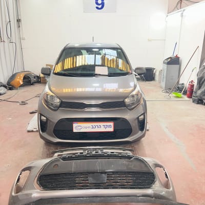 רכב במוסך עם פגוש קדמי מנותק