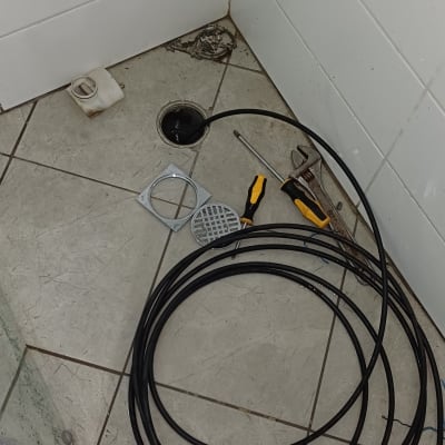 כלים וחלקים לעבודה בצנרת על רצפת חדר אמבטיה