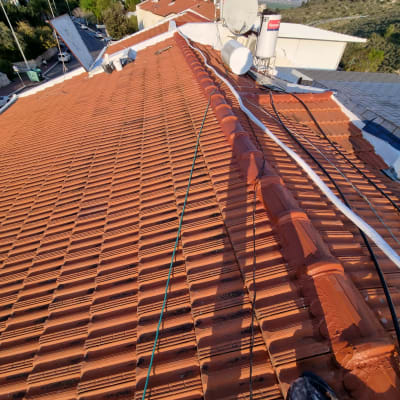 גג רעפים אדום עם כבלים ומיכלים