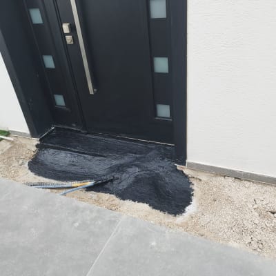 איטום שחור ליד דלת כניסה על רצפה