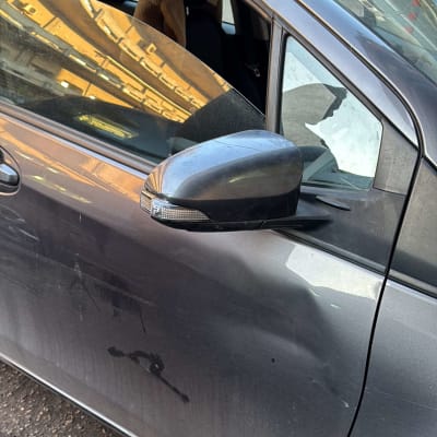 מראה צד של רכב עם חלון פתוח