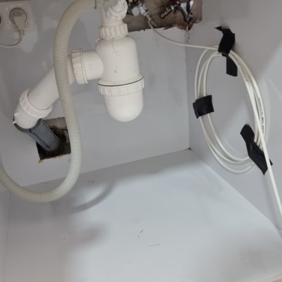 צנרת מתחת לכיור עם חיבורים ותיקונים