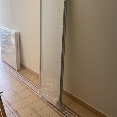 אריזות פלסטיק על רצפה עם אריחים דקורטיביים