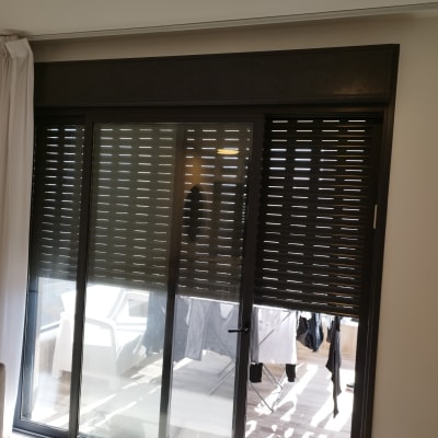 תריסים סגורים למחצה על דלת זכוכית גדולה