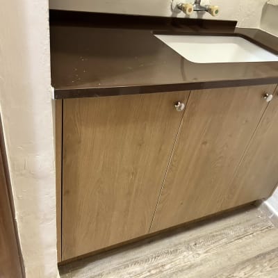 שיש חום עם כיור לבן בארון עץ