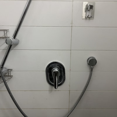 ברז מקלחת עם צינור ומחזיק סבון