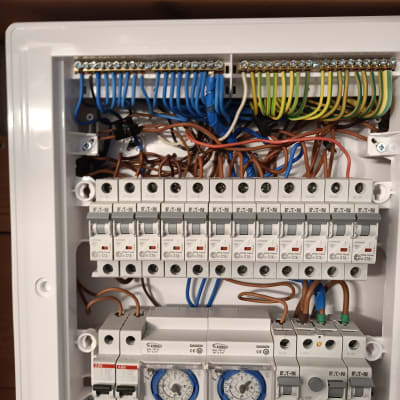 לוח חשמל עם חוטים צבעוניים ומפסקים