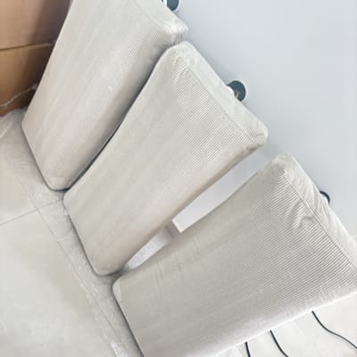 כריות ספה מונחות על רצפה, כנראה לאחר ניקוי.