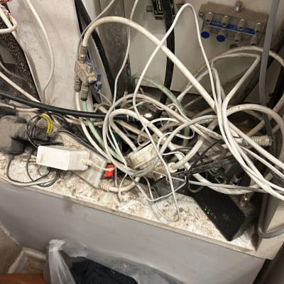חוטים וכבלים חשמליים מסובכים בארון חשמל