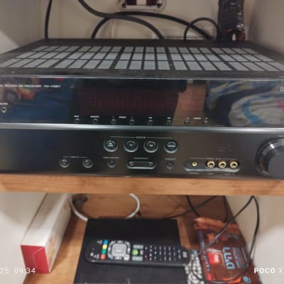 מגבר קול של ימאהה עם כפתורי שליטה וחיבורים