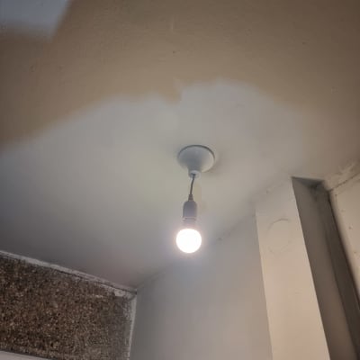 מנורה תלויה מהתקרה בחדר מואר