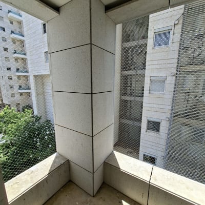 מרפסת עם רשת למניעת כניסת יונים