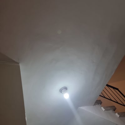 תאורה חדשה מותקנת בתקרה ליד מדרגות