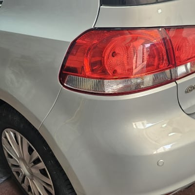 חלק אחורי של רכב גולף על משטח עבודה