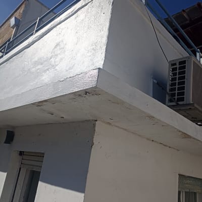 קיר חיצוני אטום עם שכבת איטום לבנה