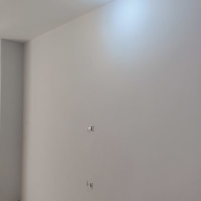 קיר צבוע עם מנורה דולקת בתקרה