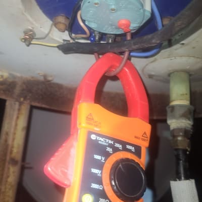 מד אמפר מחובר לדוד שמש