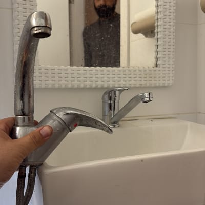 ברז כיור עם צינור מים ותיקון