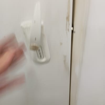 ידית דלת לבנה עם סימני לכלוך