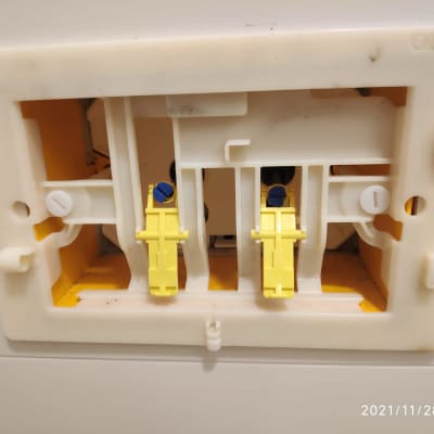 תמונה של מתקן פלסטיק עם חלקים צהובים ולבנים