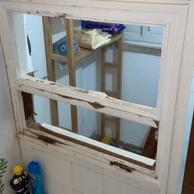 חלון עץ ישן עם מסגרת מתקלפת