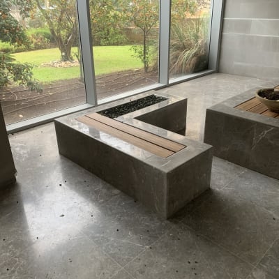 ספסלים מאבן ועץ עם אדניות מובנות