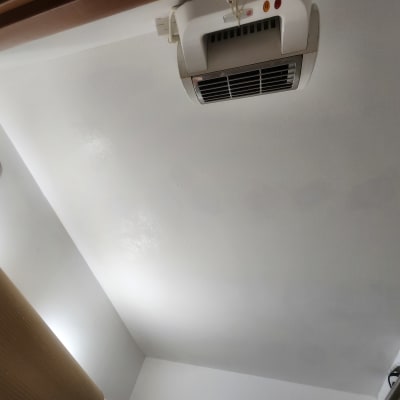 תקרה צבועה בלבן עם סימני צבע טריים