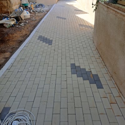 ריצוף חוץ באבנים משתלבות בשביל גינה או חצר