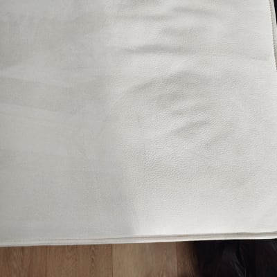 ספה נקייה על רצפת עץ עם רגליים חשופות