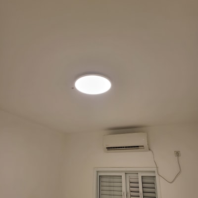 מנורת תקרה עגולה דולקת בחדר