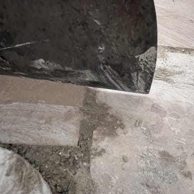 להב חותך אריחים במהלך שיפוץ רצפה