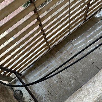 רשת להרחקת יונים במרפסת