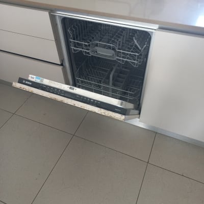 מדיח כלים פתוח במטבח מודרני