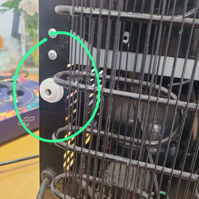 חלק אחורי של מקרר עם צינור ומחבר פלסטיק