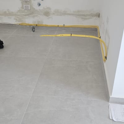 צינורות גז צהובים מותקנים על קיר לבן