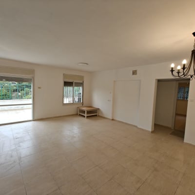 חדר ריק עם רצפת אריחים ונברשת תקרה