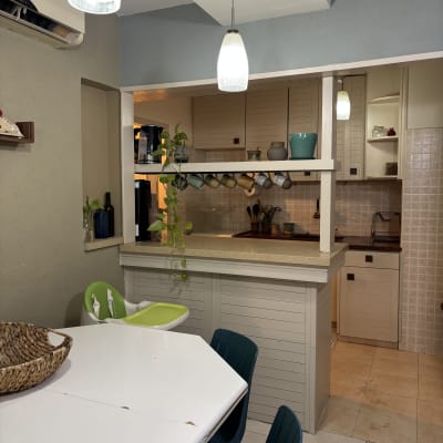 מטבח מאורגן עם שולחן וכיסאות, מדפים עם כוסות וכלים