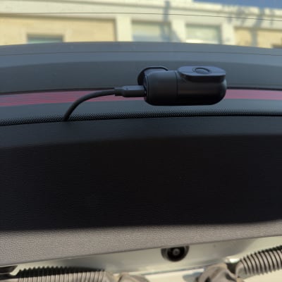 מצלמת רכב מותקנת על לוח מחוונים