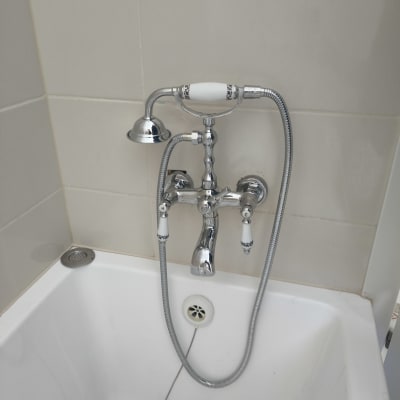 ברז אמבטיה עם צינור מקלחת