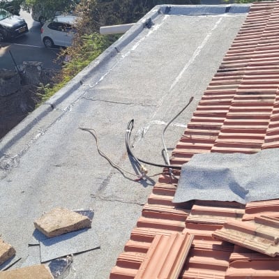 גג עם יריעות איטום, רעפים וחוטים חשמליים