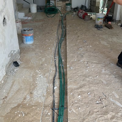 חדר בשיפוץ עם צינורות ירוקים על הרצפה