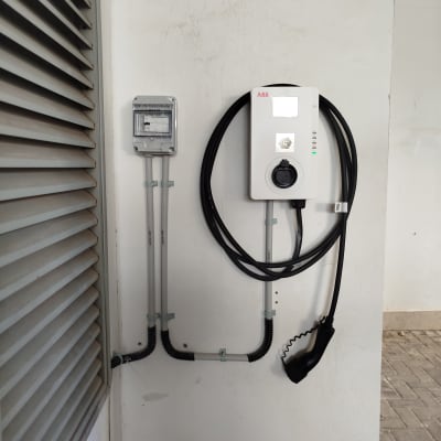 מטען לרכב חשמלי מותקן על קיר עם כבלים