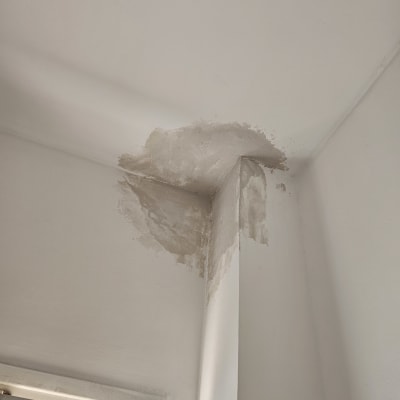 תיקון קיר עם סימני רטיבות בתקרה