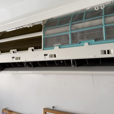 מזגן פתוח עם פילטרים נראים לעין