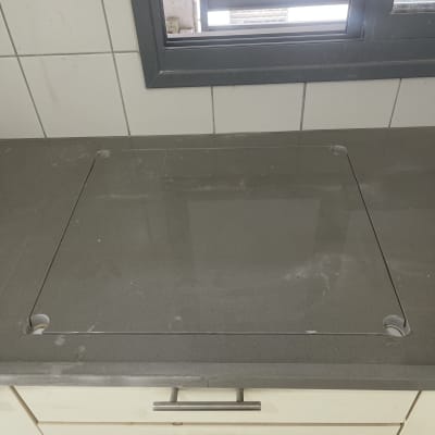 משטח שיש עם חיתוך לכיריים ליד חלון