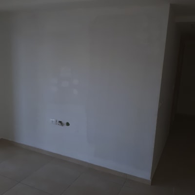 קיר צבוע חלקית עם סימני תיקון